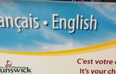 Un écriteau indiquant que le service est disponible en français et en anglais