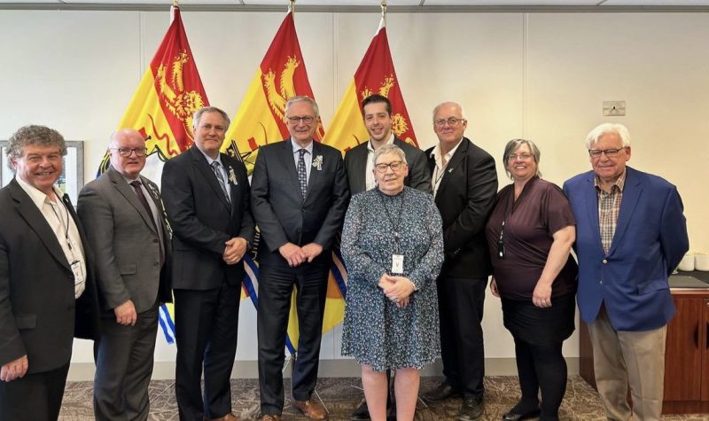 Les représentants de Equipe Acadie posent avec les représentants du gouvernement qui étaient présents.