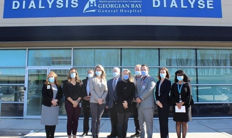 Dignitaires devant la nouvelle clinique de l'Unité de dialyse de l'hôpital général de la Baie Georgienne