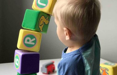 Un enfant jouant avec des blocs
