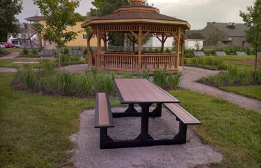 Table de pique-nique et gazebo dans un jardin avec ciel dégagé