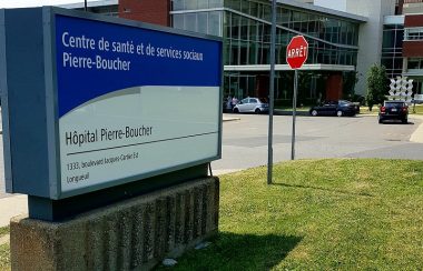 Entrée principale d'un hôpital de la Rive-Sud de Montréal