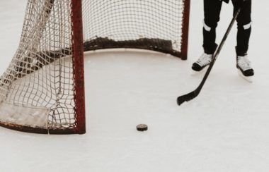 L'équipe de hockey masculine de l'École Sainte-Anne a besoin de l'aide de la population. Crédit photo: unsplash