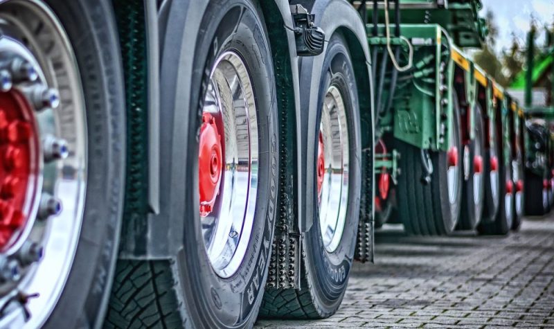 Une série de pneus appartenant à des camions