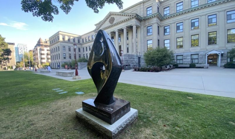 Elle danse avec la terre, l’eau et le ciel, est Une œuvre autochtone sur la pellouse de l'universite d'Ottawa