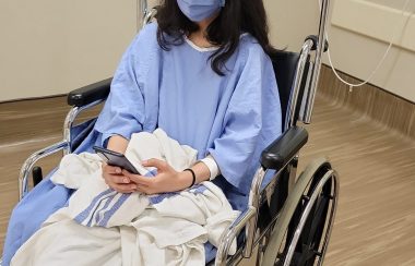 Una persona revisa el celular mientras está esperando ser atendida en un hospital