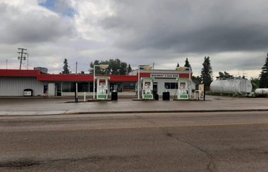 La pompe a essence en avant du dépanneur.