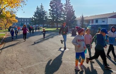 Les élèves de l'École Héritage et l'École Routhier ont couru pour rendre hommage à Terry Fox (Photo: Nord-Ouest FM)