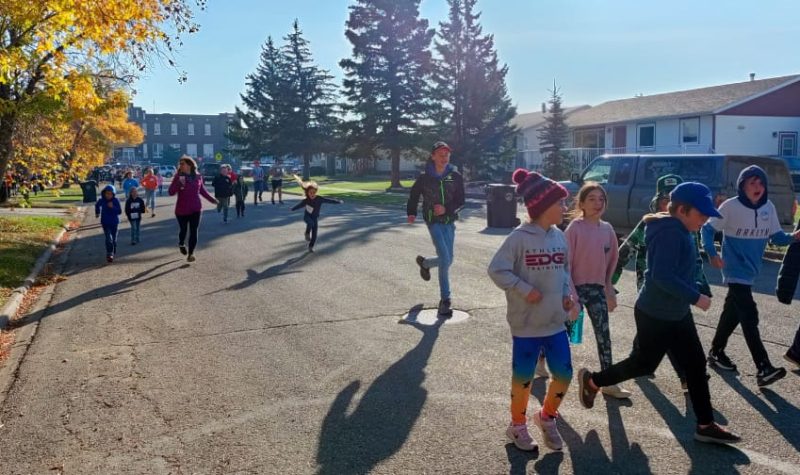 Les élèves de l'École Héritage et l'École Routhier ont couru pour rendre hommage à Terry Fox (Photo: Nord-Ouest FM)