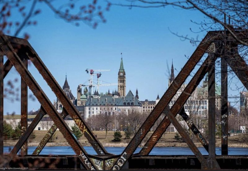 Un pont est vu devant le parlement au centre-ville d'Ottawa. (Photo: gracieuseté de la page Facebook de Ottawa Tourism)