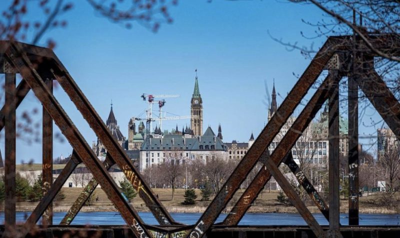 Un pont est vu devant le parlement au centre-ville d'Ottawa. (Photo: gracieuseté de la page Facebook de Ottawa Tourism)