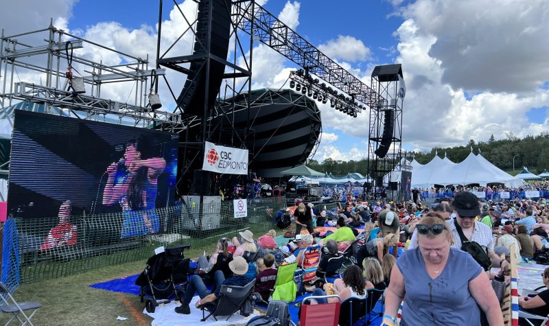 Une foule des gens en plein air suivant de la musique