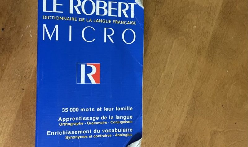 Le Robert Micro en bleu sur une table en bois brun.