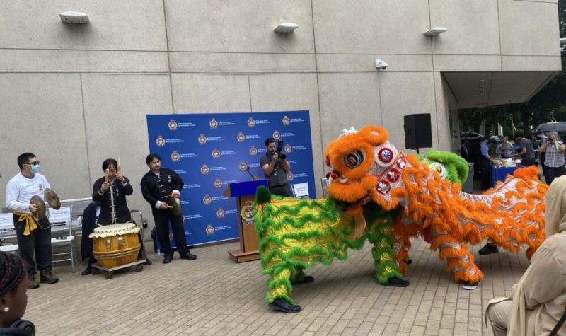 Une célébration de dragon chinois a la fete de la diversité