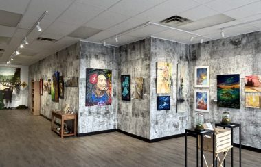 Galerie d'art avec des œuvres , des toiles d'artistes fixées au mur.