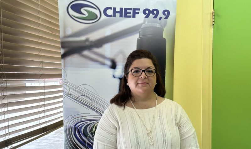 Liz Diaz est présente debout dans l'affiche de la radio CHEF 99.9