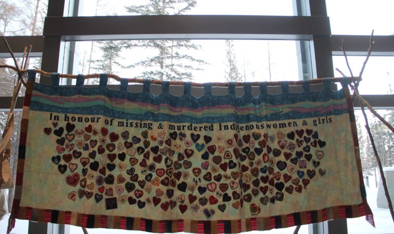 Sur une grande courte pointe, décorée de cœurs, est écrit « En l'honneur des filles et femmes autochtones disparues ou assassinées.»