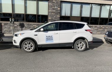 Un véhicule arborant les couleurs des agents de la Santé publique.