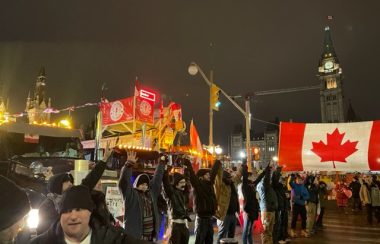 Plusieurs routiers bloquent le centre ville d'Ottawa avec des drapeaux.