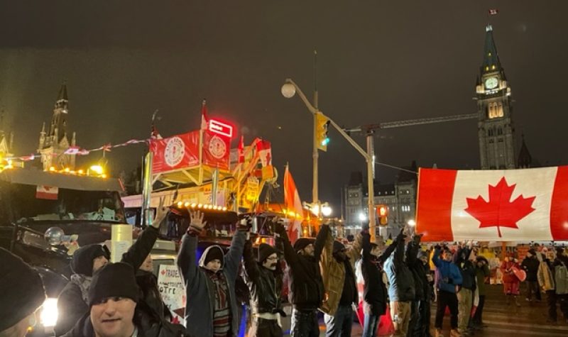 Plusieurs routiers bloquent le centre ville d'Ottawa avec des drapeaux.