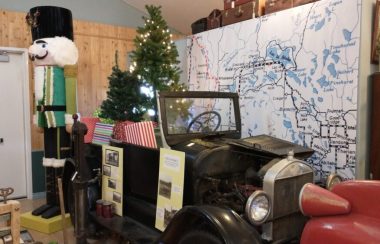 Un véhicule Ford Model T, datant de 1926, est rempli de cadeaux et un arbre de Noël est disposé à l'arrière du véhicule, avec une statue de casse-noisette juste à côté.