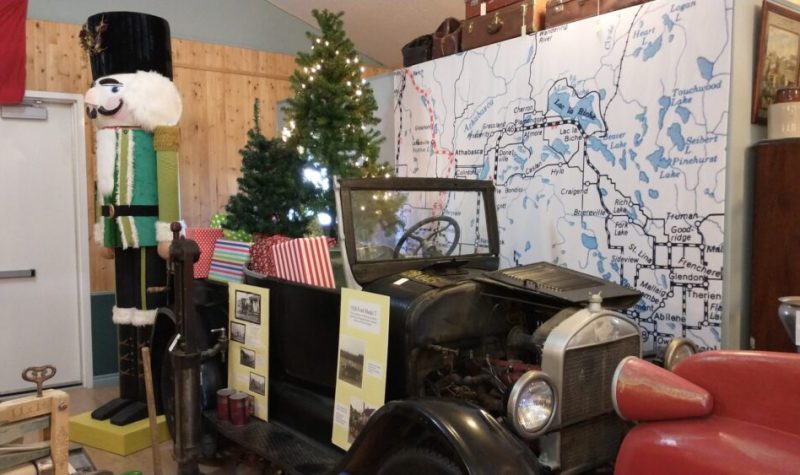 Un véhicule Ford Model T, datant de 1926, est rempli de cadeaux et un arbre de Noël est disposé à l'arrière du véhicule, avec une statue de casse-noisette juste à côté.