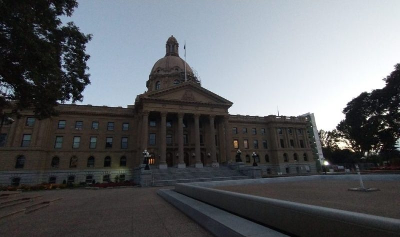 Le bâtiment de la législature albertaine, à Edmonton, avec un ciel dégagé.