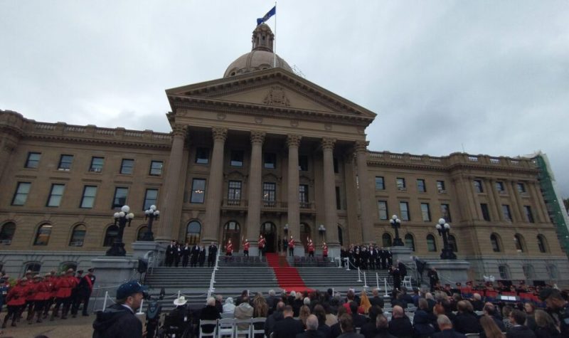 La foule est rassemblée devant l'Assemblée législative de l'Alberta, avant le début de la cérémonie.
