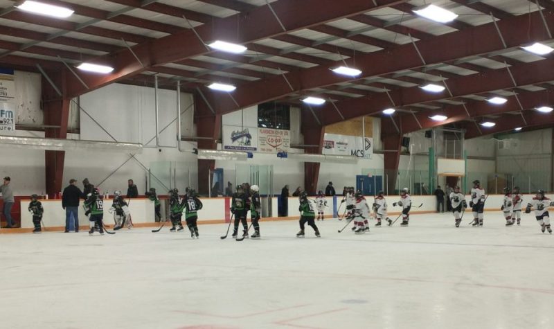 Plan large sur la glace de l'aréna de Plamondon, où se trouvent les joueurs de hockey mineur U11.
