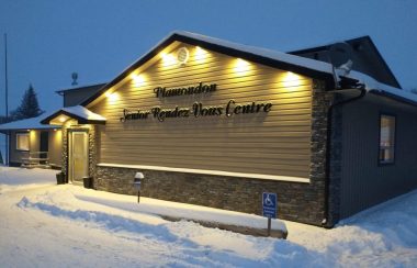 Vue extérieure du Centre des rendez-vous de Plamondon, entouré de neige.