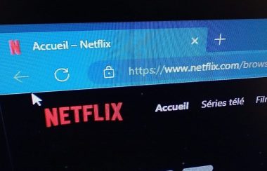 Gros plan sur la page d'accueil de Netflix, avec la souris près de la flèche de retour en arrière.