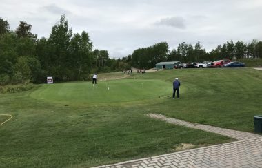 Des joueurs de golf lors d'un entraînement de putting près du vert