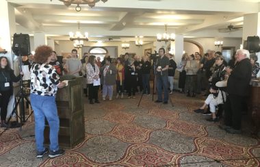 Une foule formant un demi-cercle en écoutant les discours d'ouvertures