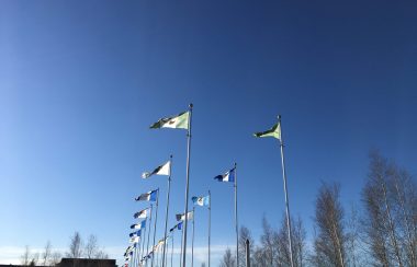 les drapeaux des 33 collectivités des TNO sont hissés au Parc de la capitale, à Yellowknife