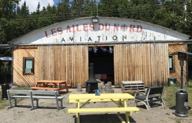 Un bâtiment ancien avec le titre Les Ailes du Nord écrit en lettre rouge