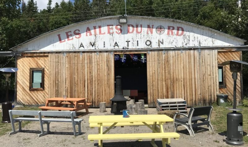 Un bâtiment ancien avec le titre Les Ailes du Nord écrit en lettre rouge