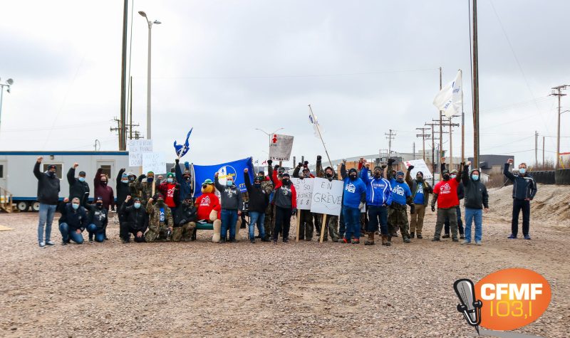 Les grévistes accompagnés des représentants régionaux et québécois. Photo : Élizabeth Séguin