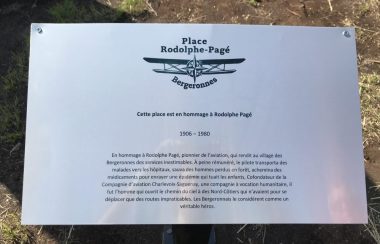 Une plaque blanche recouvert d'un plastique de protection mentionnant Place Rodolphe-Pagé en lettre noire
