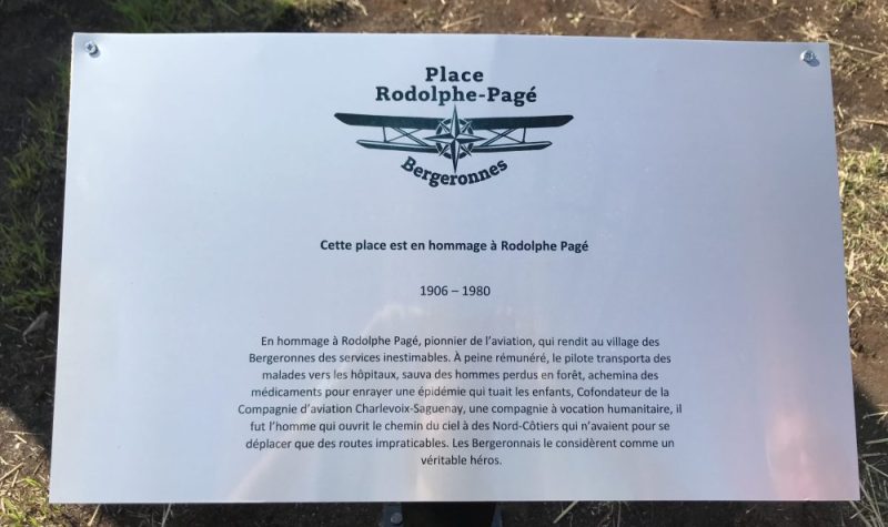 Une plaque blanche recouvert d'un plastique de protection mentionnant Place Rodolphe-Pagé en lettre noire