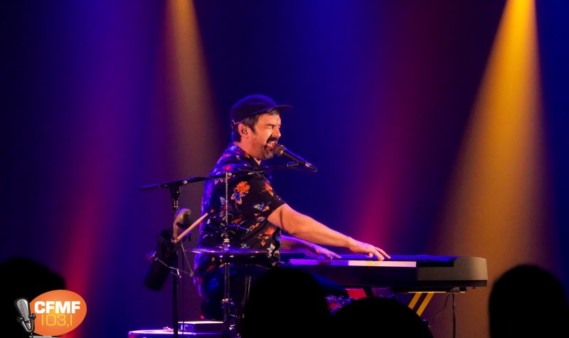 Tout au long du spectacle, Damien Robitaille a aussi lancé de nombreux clins d’œil amusants à des lieux et des gens de Fermont. Photo : Élizabeth Séguin