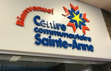 L'enseigne à l'entrée du Centre communautaire Sainte-Anne