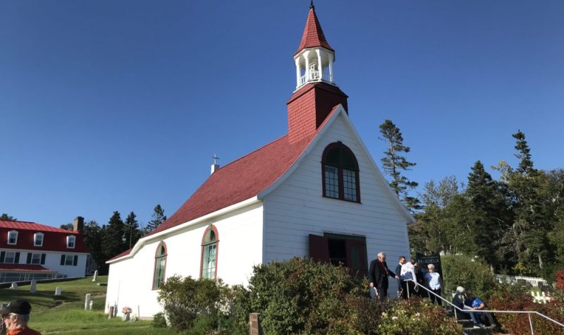 Une chapelle de couleur blanche et rouge