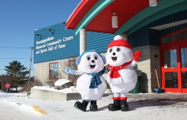 Les mascottes du Winterama de Penetanguishene Ontario devant le Memorial community centre