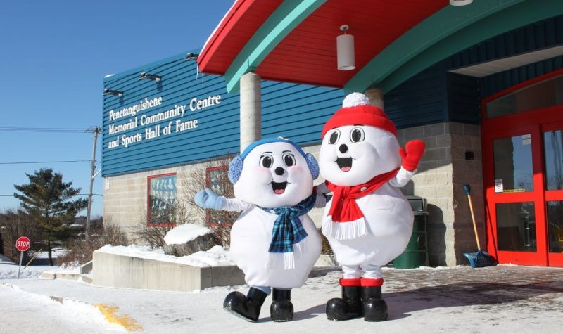 Les mascottes du Winterama de Penetanguishene Ontario devant le Memorial community centre