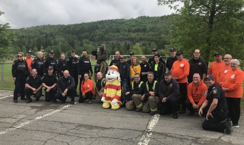 les forces de police et d'incendie prenant la pose en plan unique