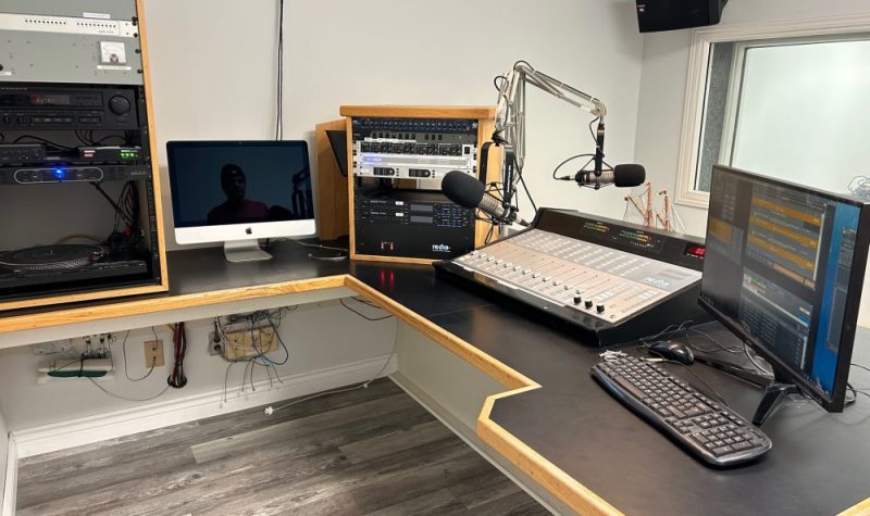 Un studio de mise en ondes dans une radio communautaire.