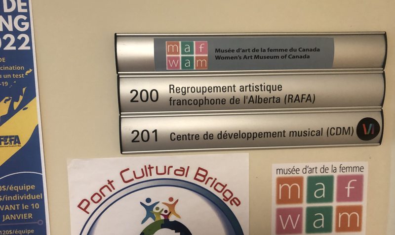 Panneau d'identification du local du regroupement artistique francophone de l'Alberta.