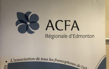 Affiche de l'ACFA régionale d'Edmonton. Le fond de l'affiche est blanc, les écriture en noire et le logo en fleur de lys bleu-violet.