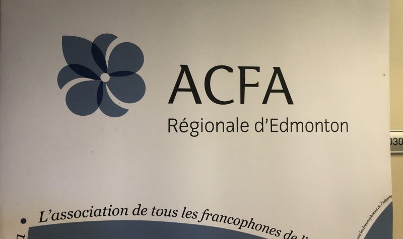 Affiche de l'ACFA régionale d'Edmonton. Le fond de l'affiche est blanc, les écriture en noire et le logo en fleur de lys bleu-violet.