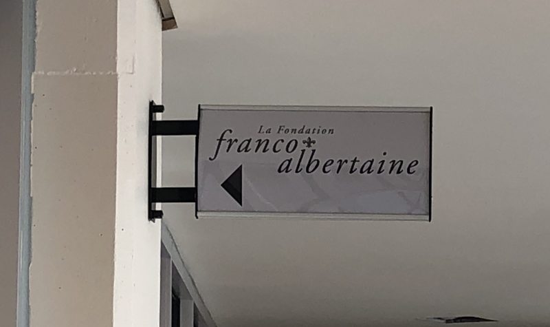 Pancarte d'indication des bureaux de la Fondation Franco-Albertaine. La pancarte est blanche et les écritures sont noires.